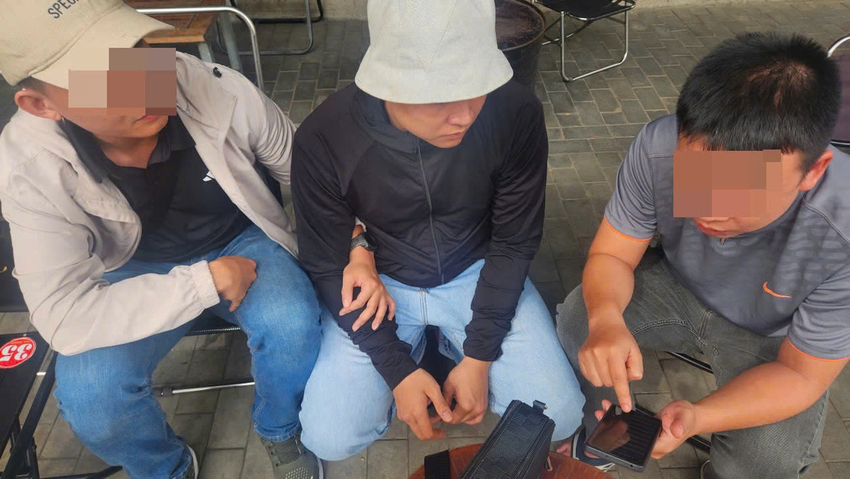 Truy bắt nhóm cướp giả danh công an, còng tay, trùm đầu tài xế - Hình 3 Truy bat nhom cuop gia danh cong an, cong tay, trum dau tai xe-Hinh-3