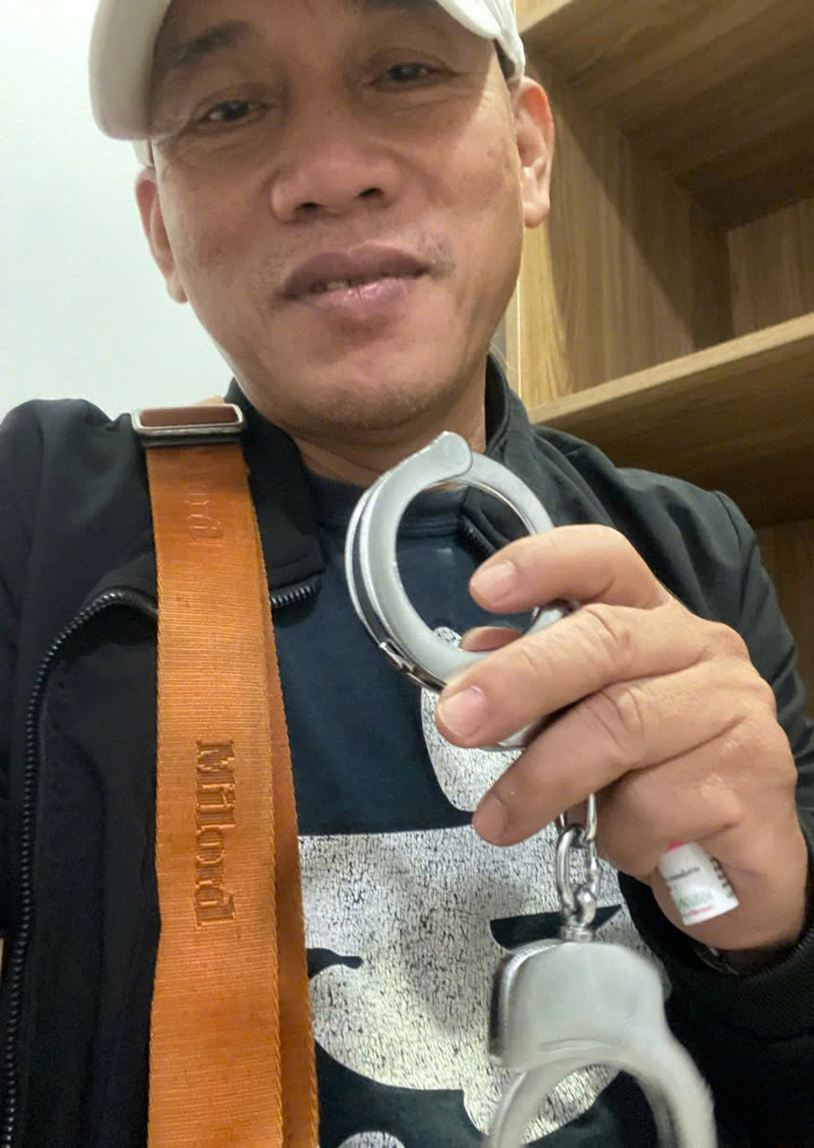 Truy bắt nhóm cướp giả danh công an, còng tay, trùm đầu tài xế - Hình 6 Truy bat nhom cuop gia danh cong an, cong tay, trum dau tai xe-Hinh-6