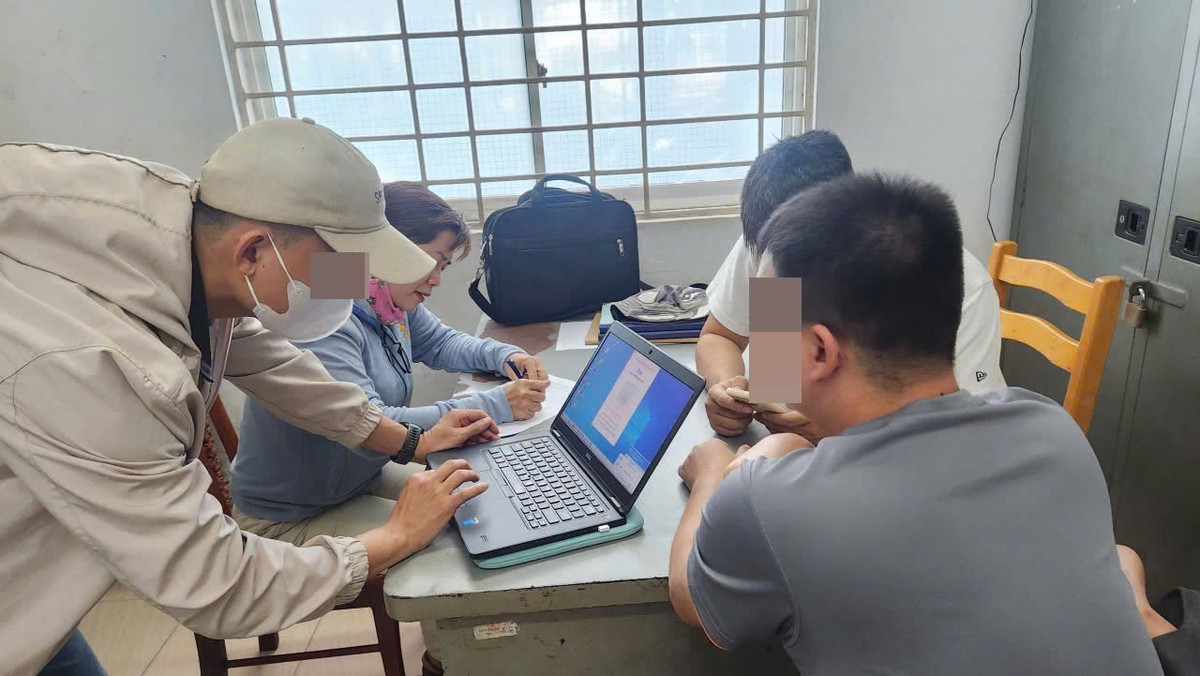 Truy bắt nhóm cướp giả danh công an, còng tay, trùm đầu tài xế Truy bat nhom cuop gia danh cong an, cong tay, trum dau tai xe