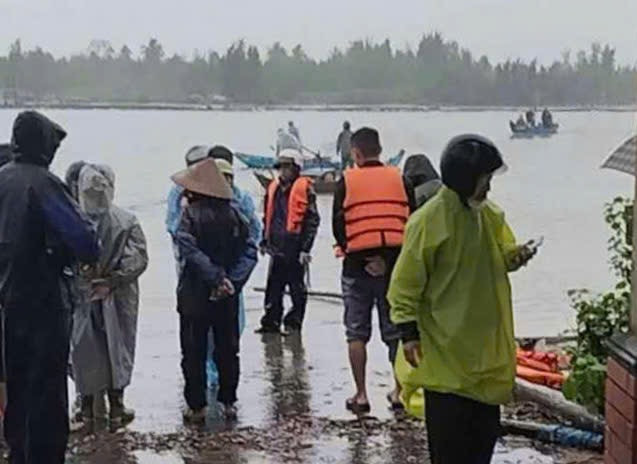 Kiên quyết đình chỉ bến ngang sông trái phép, phương tiện không an toàn Kien quyet dinh chi ben ngang song trai phep, phuong tien khong an toan