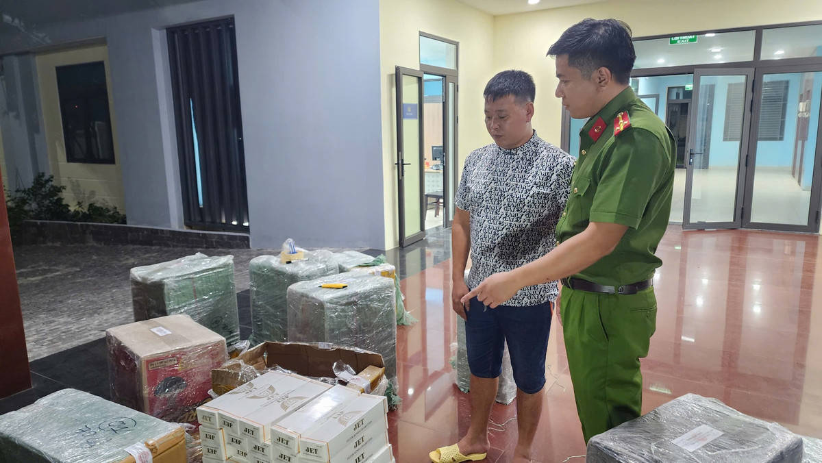 Đà Nẵng: Bắt quả tang xe tải chở hàng ngàn bao thuốc lá lậu - Hình 2 Da Nang: Bat qua tang xe tai cho hang ngan bao thuoc la lau-Hinh-2