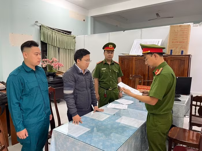 Cuu giam doc phong giao dich ngan hang lua tien ty de tra no