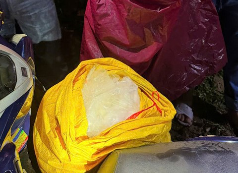 Mật phục bắt quả tang đối tượng vận chuyển chất cực độc xyanua - Hình 2 Mat phuc bat qua tang doi tuong van chuyen chat cuc doc xyanua-Hinh-2