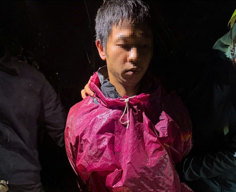 Mật phục bắt quả tang đối tượng vận chuyển chất cực độc xyanua Mat phuc bat qua tang doi tuong van chuyen chat cuc doc xyanua