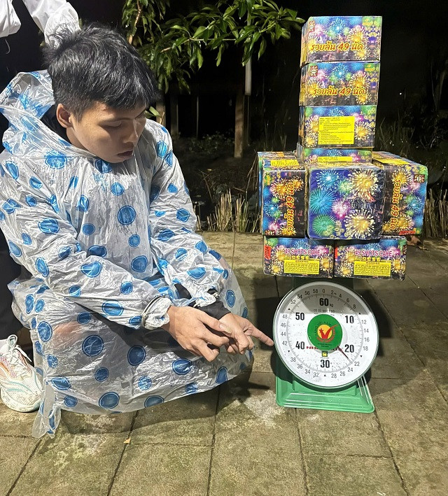 Buon ban phao no trai phep, 2 doi tuong bi bat giu-Hinh-2