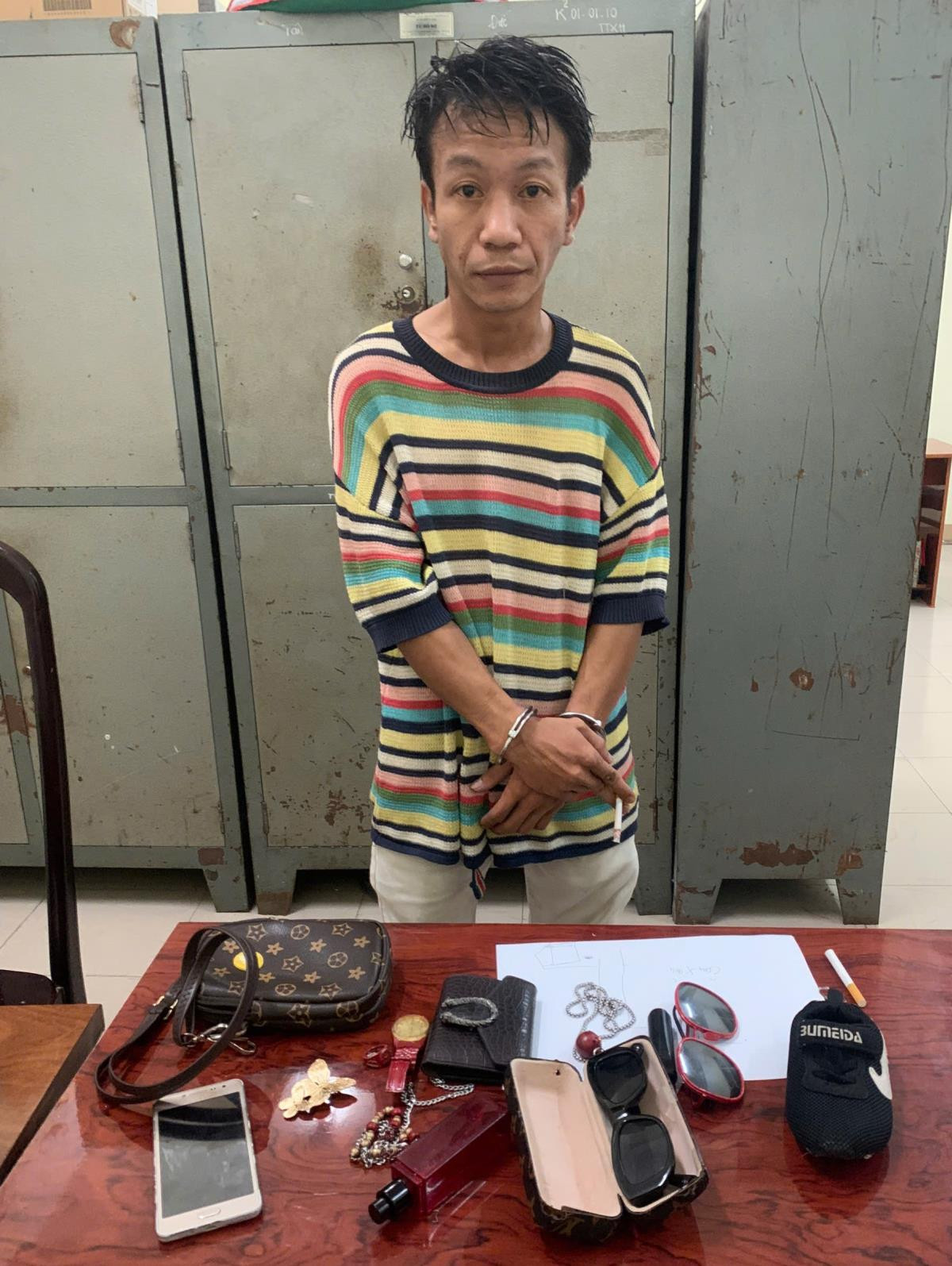 Đối tượng bị bắt khi đang tìm chỗ bán Air Blade vừa trộm cắp Doi tuong bi bat khi dang tim cho ban Air Blade vua trom cap