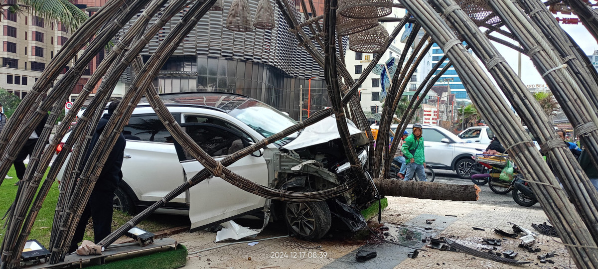 Ô tô nổ lốp, tài xế quyết định đâm vào cổng đường hoa O to no lop, tai xe quyet dinh dam vao cong duong hoa