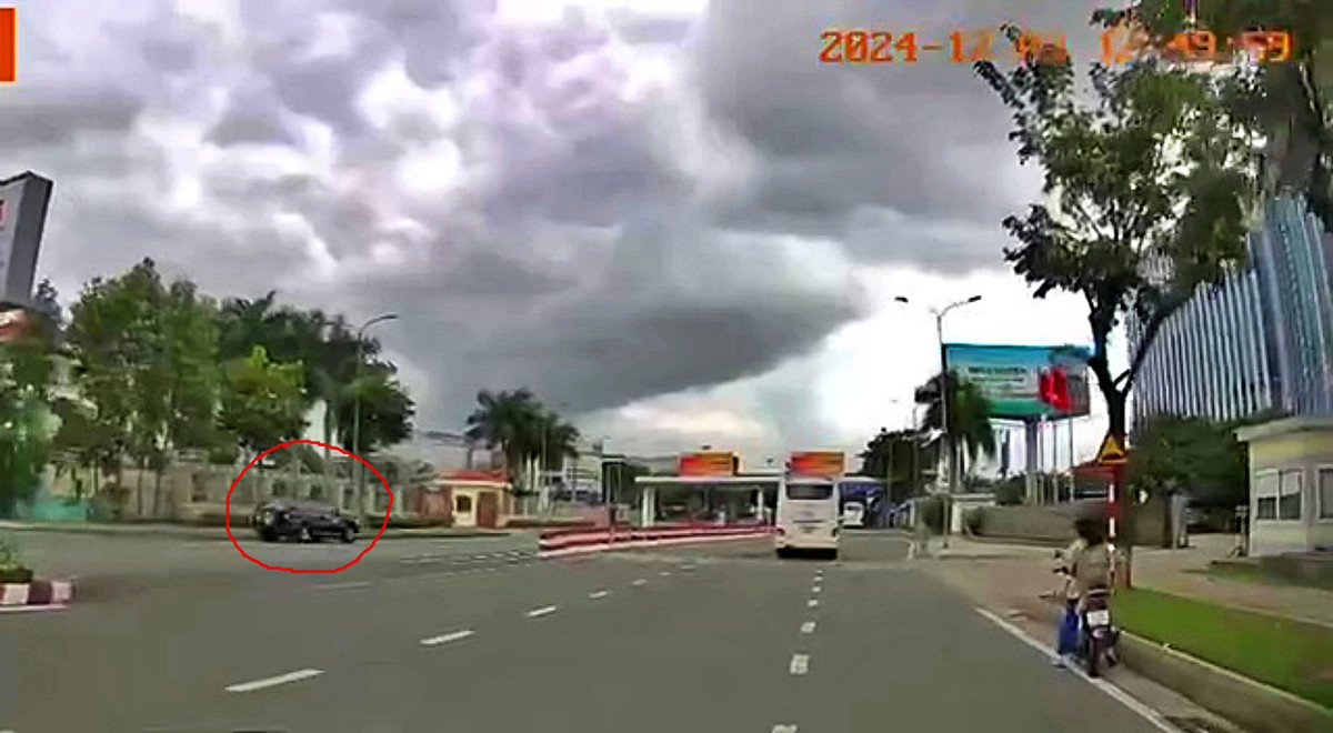 Tài xế lái xe biển xanh đi ngược chiều vào sân bay Đà Nẵng Tai xe lai xe bien xanh di nguoc chieu vao san bay Da Nang