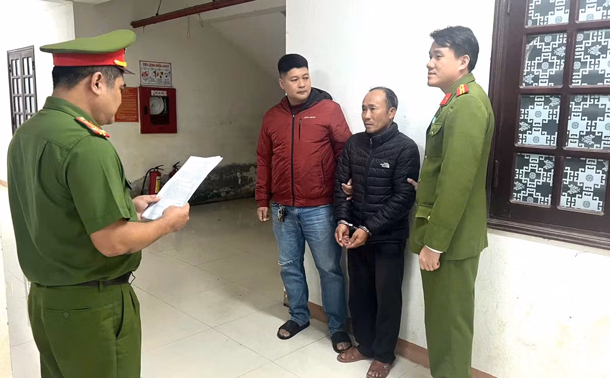 Tam giu tai xe di vao duong cam, phot lo hieu lenh cua CSGT-Hinh-2