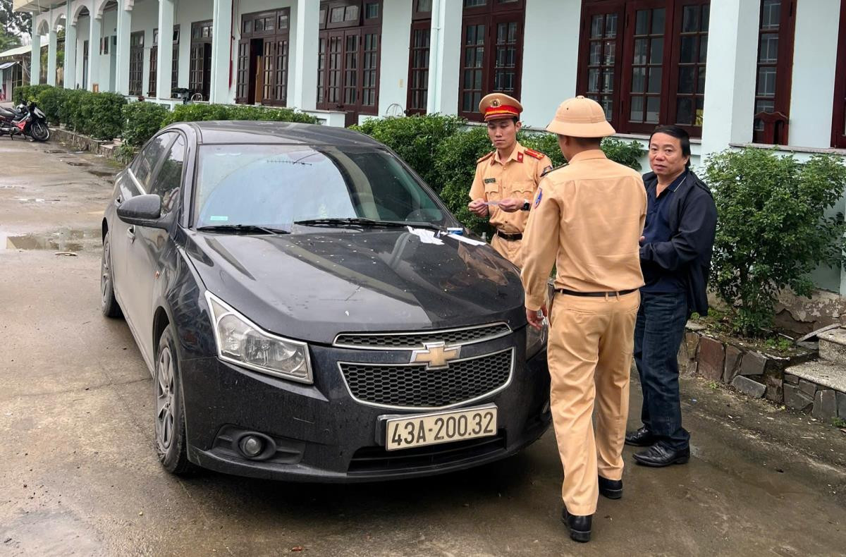 Đã tìm được tài xế rời khỏi hiện trường sau va chạm với xe máy - Hình 3 Da tim duoc tai xe roi khoi hien truong sau va cham voi xe may-Hinh-3