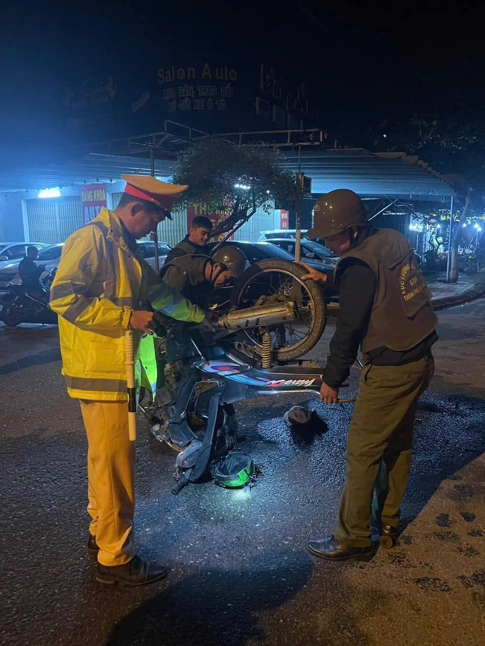 Đã tìm được tài xế rời khỏi hiện trường sau va chạm với xe máy - Hình 2 Da tim duoc tai xe roi khoi hien truong sau va cham voi xe may-Hinh-2