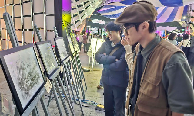 Dịp này, Sở Văn hóa và Thể thao TP Đà Nẵng khai mạc triển lãm mỹ thuật "Hành trình phố biển" tại Công viên APEC. Triển lãm trưng bày hơn 150 tác phẩm ảnh và tranh vẽ của các nghệ sĩ thành phố, tái hiện vẻ đẹp Đà Nẵng qua nhiều cung bậc cảm xúc và dấu ấn thời gian. (Ảnh: Báo Điện tử Tổ quốc)