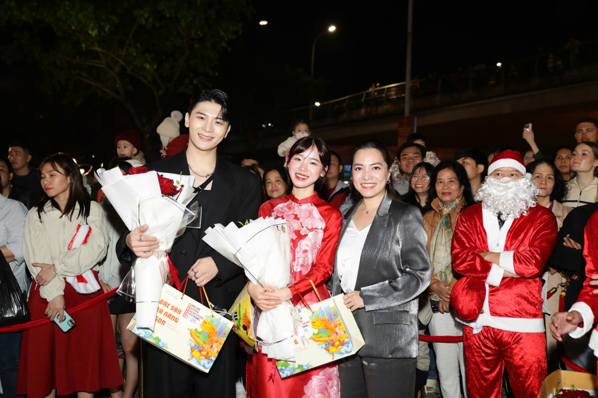 Tại không gian check-in "Đón Giáng sinh – Chào Năm mới Đà Nẵng 2025", cây thông ánh sáng rực rỡ sắc màu cùng hộp quà khổng lồ độc đáo và bộ chữ chào năm mới 2025 như điểm nhấn nổi bật, mang đến vẻ đẹp lung linh và không khí lễ hội sôi động.