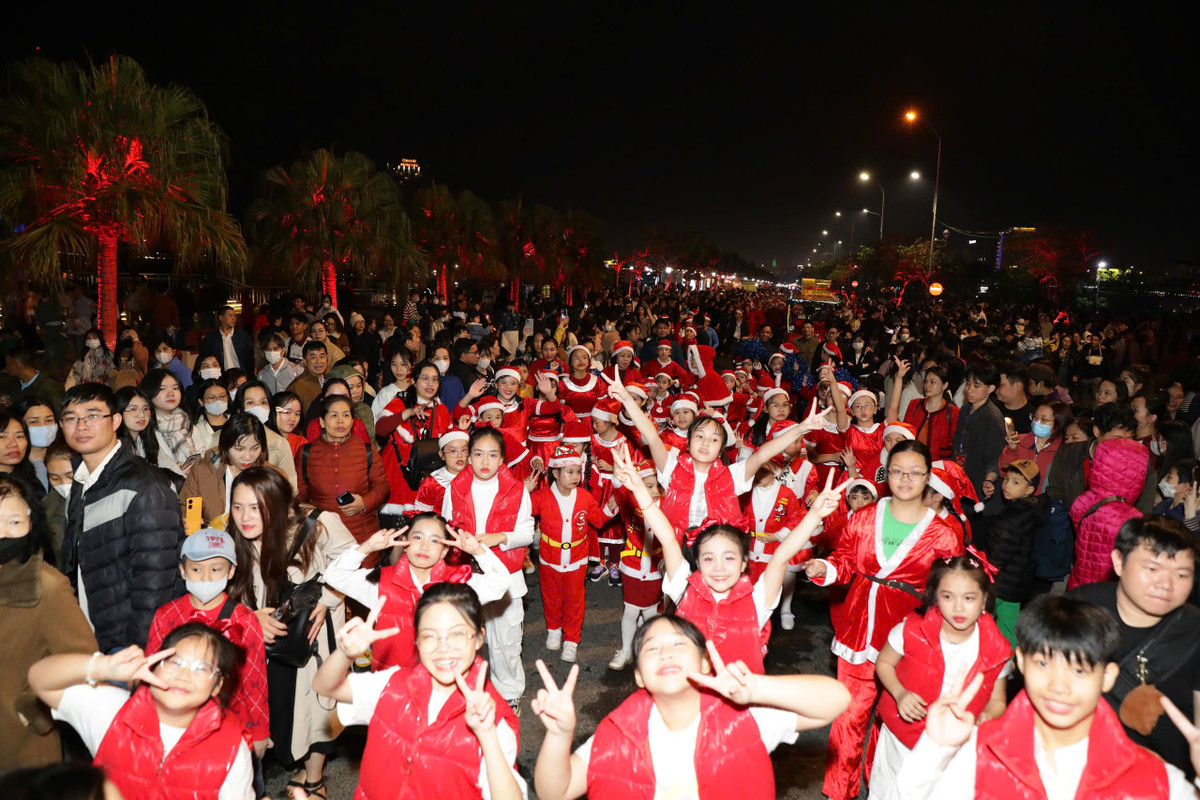 Trong đêm khai mạc, người dân Đà Nẵng và du khách thưởng thức chương trình biểu diễn nghệ thuật tạp kỹ đặc sắc của các nghệ sĩ quốc tế đến từ khu du lịch Sun World Ba Na Hills cùng các em thiếu nhi thành phố.