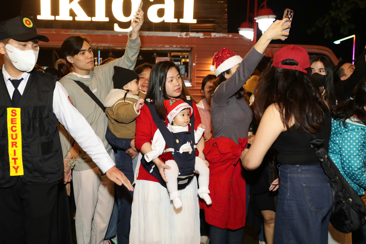 Phiên chợ Đón Giáng sinh với Không gian ẩm thực Việt Nam – Quốc tế phục vụ hàng 100 món ăn đặ trưng địa phương, vùng miền và quốc tế, đặc biệt là những món ăn truyền thống mùa lễ hội và Không gian sản phẩm lưu niệm, trang trí và OCOP trưng bày sản phẩm thủ công, lưu niệm về Giáng sinh.