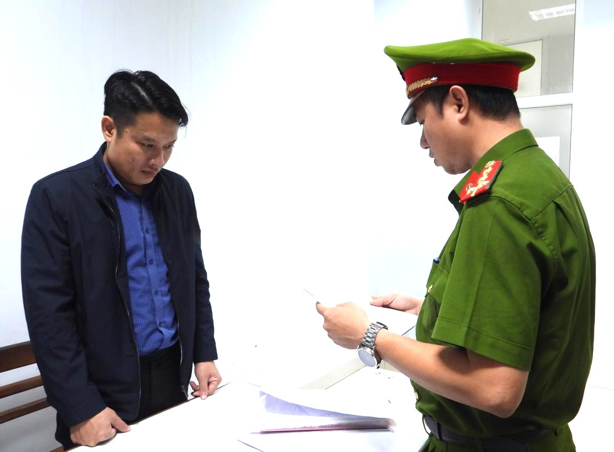 Bắt giam nam môi giới bất động sản chiếm đoạt 2,15 tỷ đồng Bat giam nam moi gioi bat dong san chiem doat 2,15 ty dong