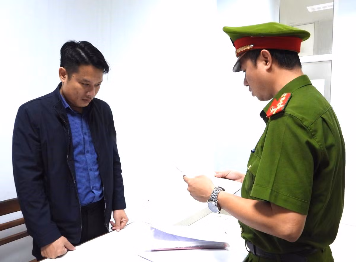 Bat giam nam moi gioi bat dong san chiem doat 2,15 ty dong