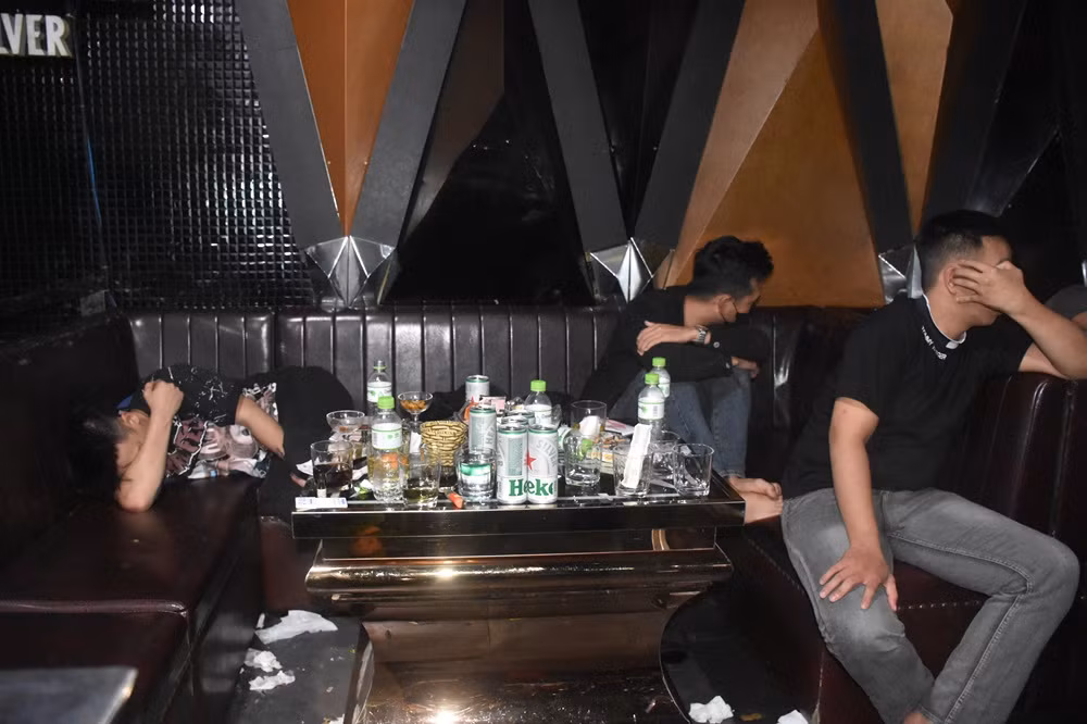 Đột kích 2 quán karaoke, phát hiện hàng chục người liên quan ma túy - Hình 2 Dot kich 2 quan karaoke, phat hien hang chuc nguoi lien quan ma tuy-Hinh-2