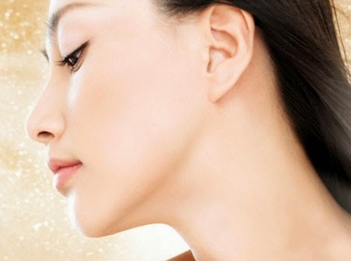 Hãy cùng tham khảo những tướng mặt giúp chủ nhân thăng quan tiến chức vù vù. 1. Tướng tai ép sát : Tai là cơ quan thính giác, có mối liên hệ chặt chẽ với tim và thận trong cơ thể con người. Tai chủ về trí tuệ và tuổi thọ. Tai ép sát ý chỉ vành tai dựng, ép sát vào phía đầu, rất khó nhìn thấy tai từ phía trước. Chủ nhân của tướng tai ép sát có tư duy logic tốt, trí tuệ minh mẫn, có mưu lược, hành sự thận trọng và chăm chỉ.