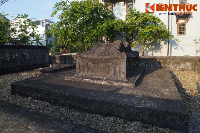 Theo ghi nhận, dưới lớp hợp chất kiên cố bị phá là kết cấu đá tảng xanh dạng phiến dài khiến cho kẻ trộm không thể làm gì được.