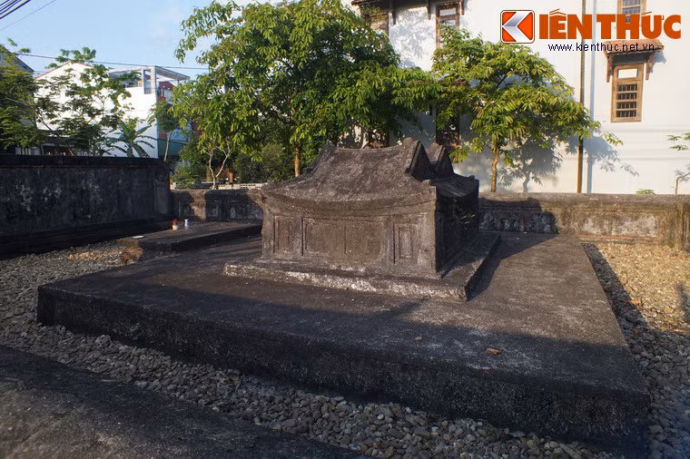 Theo ghi nhận, dưới lớp hợp chất kiên cố bị phá là kết cấu đá tảng xanh dạng phiến dài khiến cho kẻ trộm không thể làm gì được.