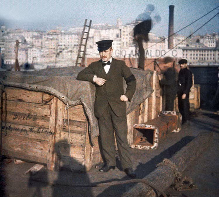 Trên một con tàu ở bến tàu của thành phố Genoa, 1913. Ảnh: Hans Hildenbrand.