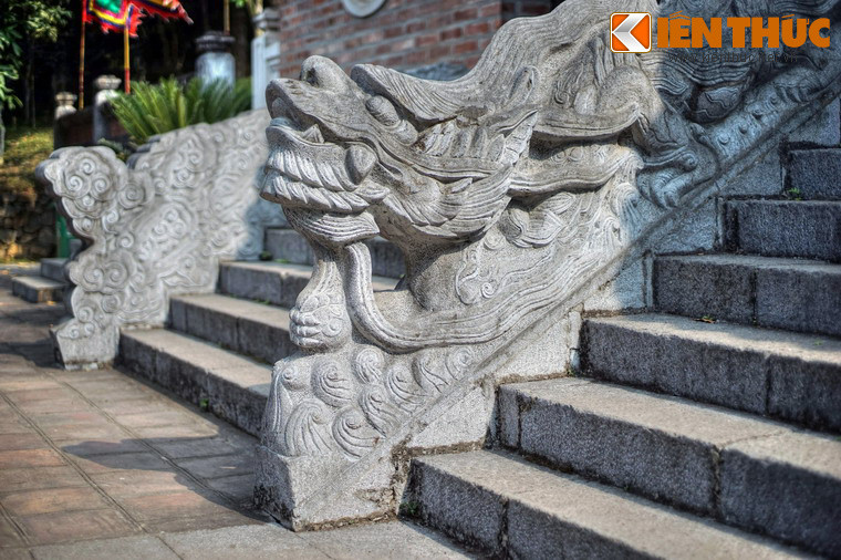 Bậc tam cấp của trung đường cặp có rồng chầu bằng đá xanh nguyên khối, kiểu dáng thời Lê.