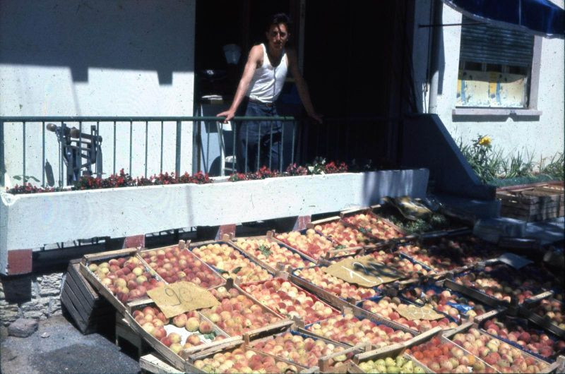 Hàng hoa quả trên vỉa hè ở thị trấn Viareggio. Ảnh: Fraser Pettigrew Flickr.