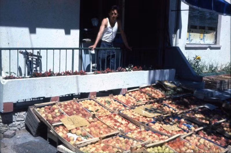 Hàng hoa quả trên vỉa hè ở thị trấn Viareggio. Ảnh: Fraser Pettigrew Flickr.