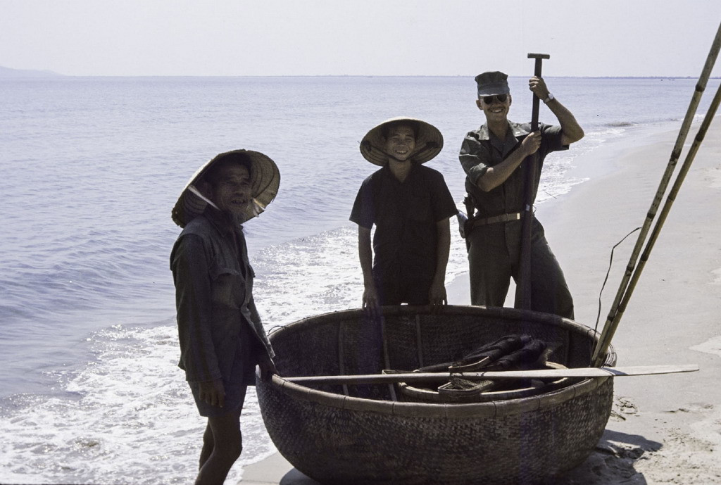 Khám phá thuyền thúng của ngư dân bên bờ biển Đà Nẵng. Ảnh: Bruce Tester.