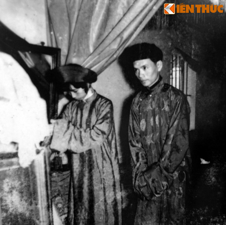 Cô dâu chú rể lạy bố mẹ nhà gái, đám cưới ông Lê Văn Kính và bà Nguyễn Như Chi, ngày 1/8/1961, nay ở phường Phú Hòa, TP Huế.