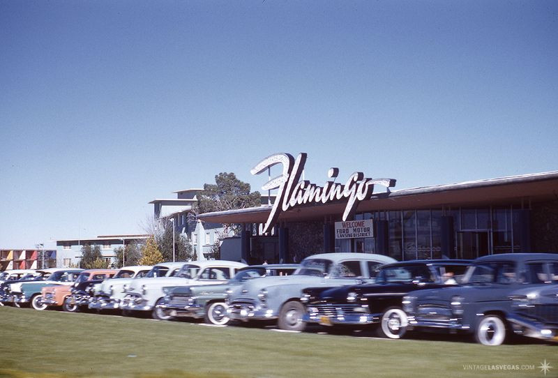 Khung cảnh tại bãi đỗ xe gần khách sạn Sans Souci, Las Vegas năm 1960. Ảnh: Vintag.