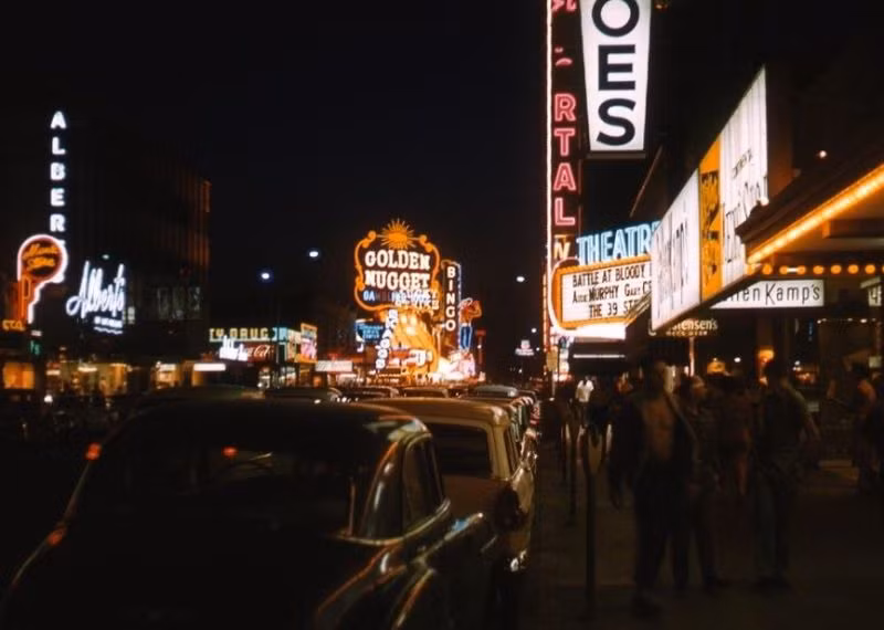 Las Vegas rực rỡ vào ban đêm, 1961. Ảnh: Vintag.