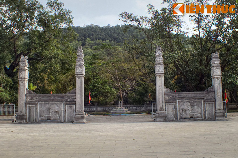 Nghi môn ngoại của đền Bà Triệu được xây kiểu tứ trụ bằng các phiến đá nguyên khối, trên đỉnh cột trụ cao là hình chim phượng lá lật, trụ thấp hình nghê chầu, lồng đèn chạm hình tứ linh, tường hai bên là hai bức chạm nổi tượng voi chầu.