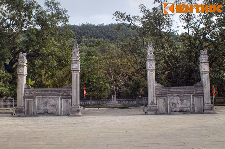 Nghi môn ngoại của đền Bà Triệu được xây kiểu tứ trụ bằng các phiến đá nguyên khối, trên đỉnh cột trụ cao là hình chim phượng lá lật, trụ thấp hình nghê chầu, lồng đèn chạm hình tứ linh, tường hai bên là hai bức chạm nổi tượng voi chầu.