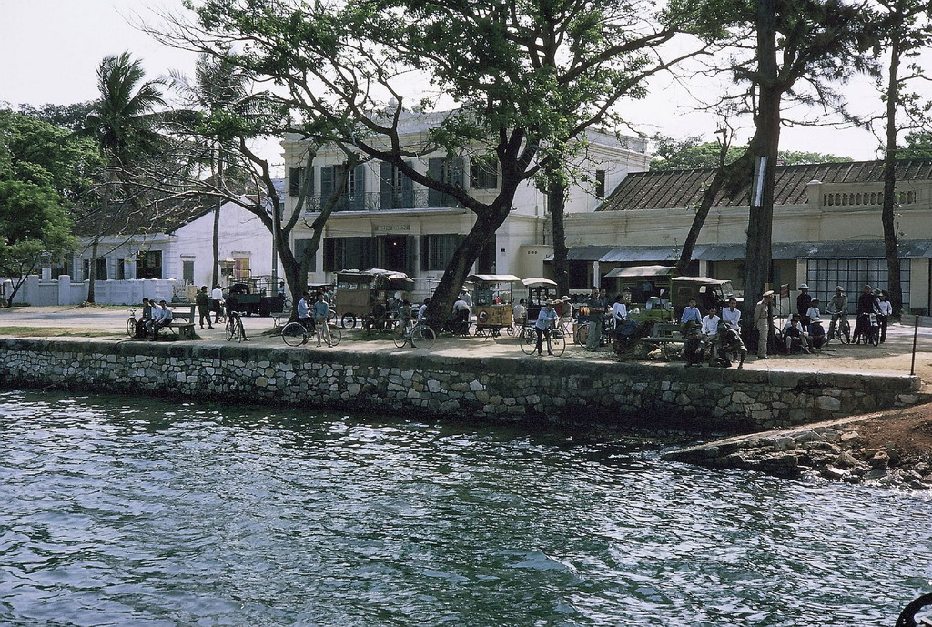 Bến đò trước Bưu điện Đà Nẵng. Ảnh: Bruce Tester.