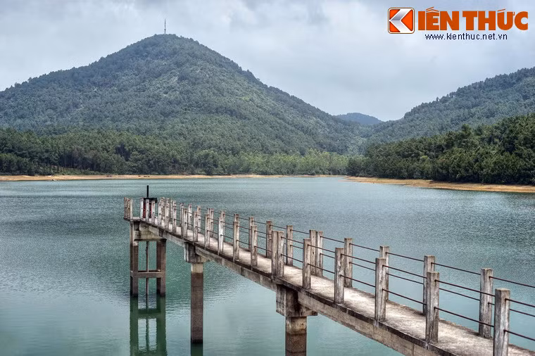 Mặt nước phẳng lặng tạo cùng cảnh quan hùng vĩ bao quanh khiến hồ Thiên Tượng đẹp như một bức tranh thủy mặc.