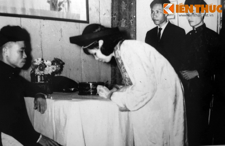 Cô dâu Nguyễn Khoa Diệu Đoan ký vào hôn thú trong đám cưới với chú rể Trần Đình Giai.