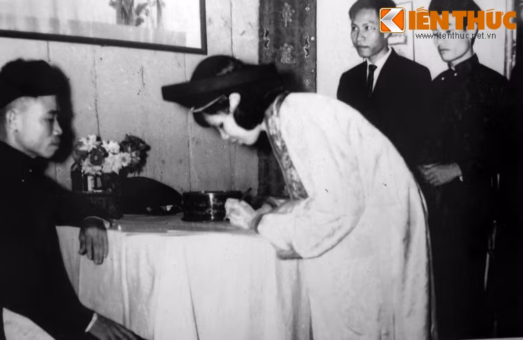 Cô dâu Nguyễn Khoa Diệu Đoan ký vào hôn thú trong đám cưới với chú rể Trần Đình Giai.