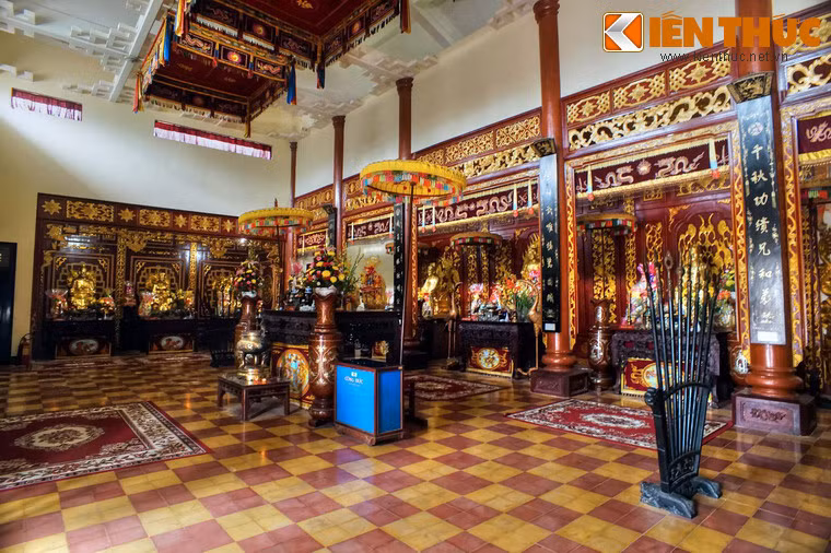 Nội thất của đền gồm hai gian tiền điện và hậu điện. Tiền điện là nơi đặt án thờ công đồng và tổ tiên dòng họ nhà Tây Sơn.