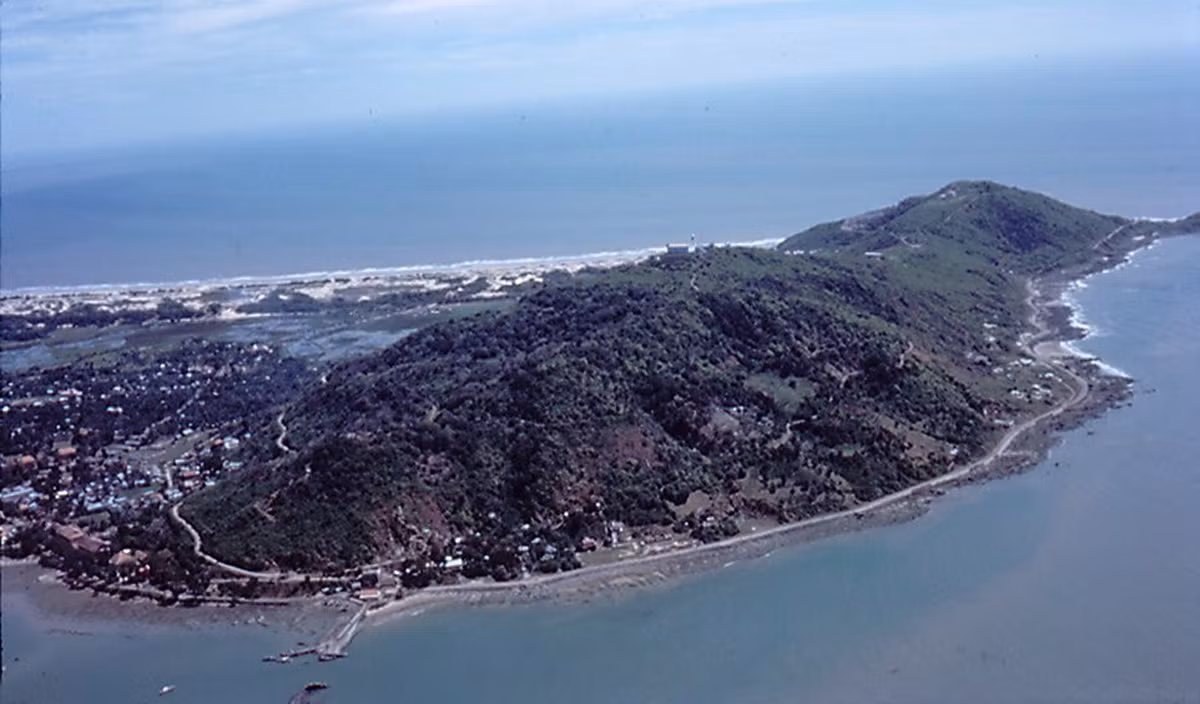 Toàn cảnh bán đảo Vũng Tàu nhìn từ phía Bắc của núi Lớn. Ảnh: Rod O' Dell.