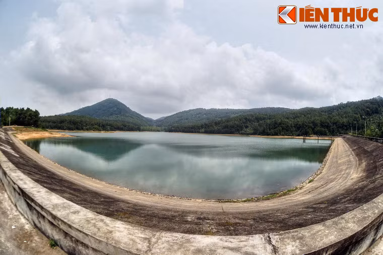 Nằm ở địa phận phường Bắc Hồng, thị xã Hồng Lĩnh, tỉnh Hà Tỉnh, hồ Thiên Tượng là một thắng cảnh nổi tiếng từ xa xưa của xứ Nghệ.