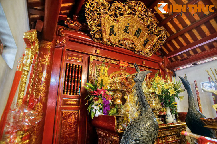 Là đền thờ đạo Mẫu Tứ phủ, vị thần được thờ chính ở đây là ông Hoàng Mười, người có công hộ quốc bảo dân, chở che cuộc sống cộng đồng, được nhân dân khắp mọi miền ngưỡng mộ và tôn kính.