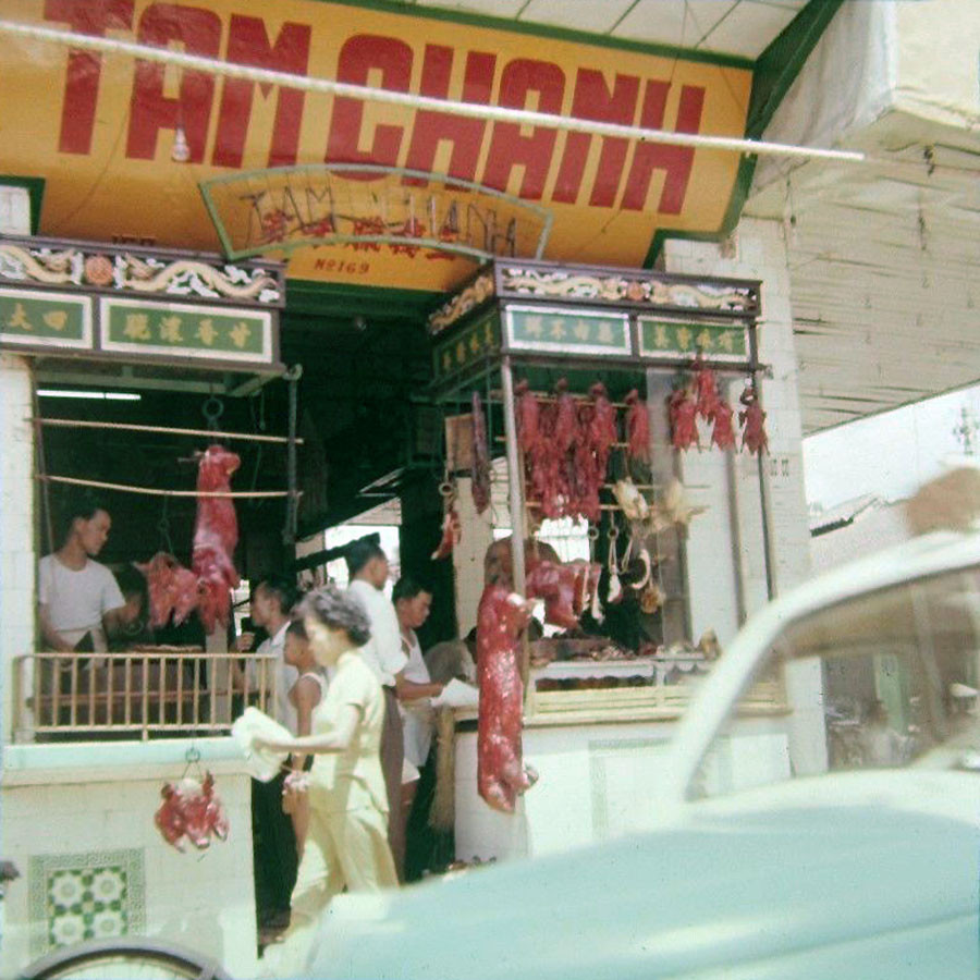 Tiệm thịt quay Tâm Chánh với hai quầy hàng trang trí đậm nét văn hóa Trung Hoa, Chợ Lớn thập niên 1960. Ảnh tư liệu.