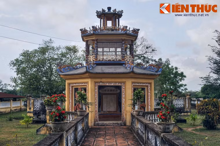 Theo giai thoại, vào năm 1801, tướng Võ Tánh cùng quân sĩ bị tướng Trần Quang Diệu của triều Tây Sơn vây hãm ở thành Bình Định. Trong thành binh sĩ lâu ngày thiếu lương thực, có người khuyên Võ Tánh nên vượt vòng vây trốn thoát, nhưng ông cương quyết ở lại.