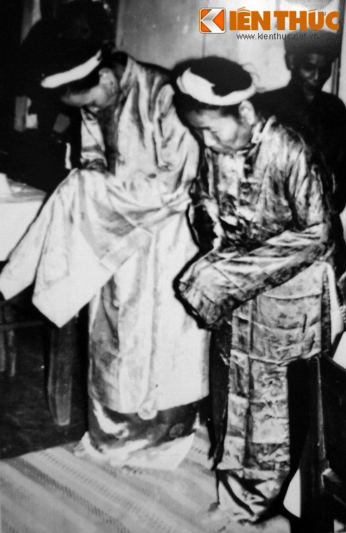 Hai thông gia vái lạy trước bàn thờ gia tiên họ nhà gái, đám cưới ông Võ Đăng Lạc và bà Tôn Nữ Lệ Chi, ngày 14/11/1971, nay ở phường Thủy Xuân, TP Huế.