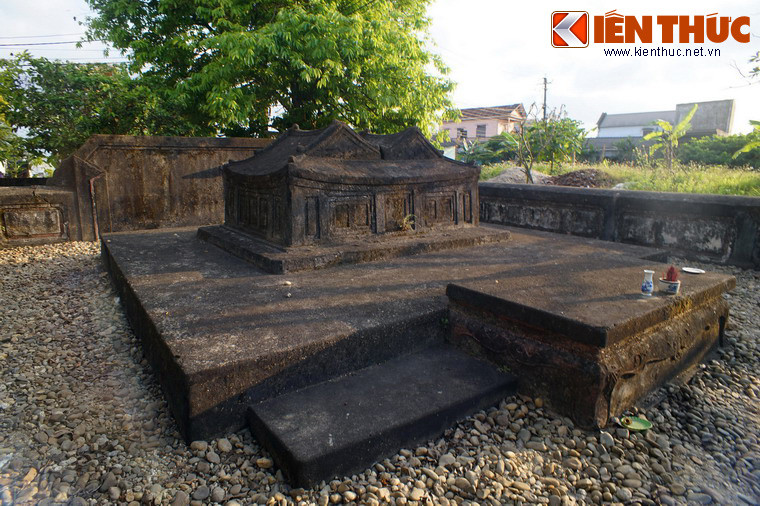 Mỗi khi mộ bị đào trộm, cụ đều linh ứng báo điềm cho con cháu biết. Khi nhận thấy điềm báo, con cháu ra thắp hương cho cụ và phát hiện vết đào phá phá bên hông mộ.