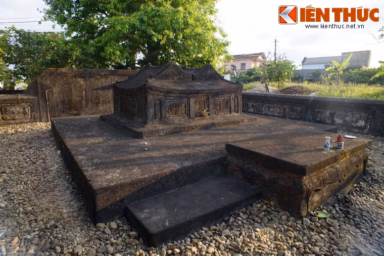 Mỗi khi mộ bị đào trộm, cụ đều linh ứng báo điềm cho con cháu biết. Khi nhận thấy điềm báo, con cháu ra thắp hương cho cụ và phát hiện vết đào phá phá bên hông mộ.