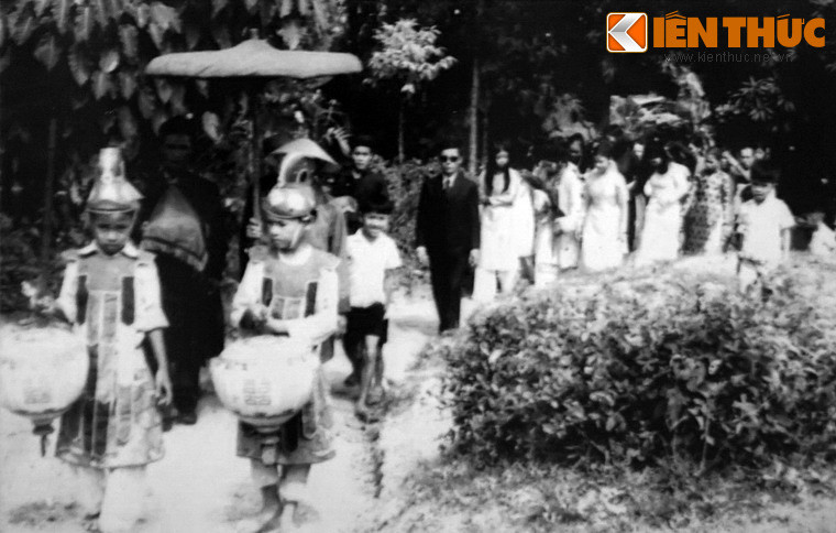 Đoàn rước dâu về nhà trai, đám cưới ông Nguyễn Văn Viện và bà Đỗ Thị Bê, 26/10/1974, nay ở phường Thủy Xuân, TP Huế.