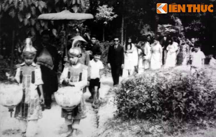 Đoàn rước dâu về nhà trai, đám cưới ông Nguyễn Văn Viện và bà Đỗ Thị Bê, 26/10/1974, nay ở phường Thủy Xuân, TP Huế.